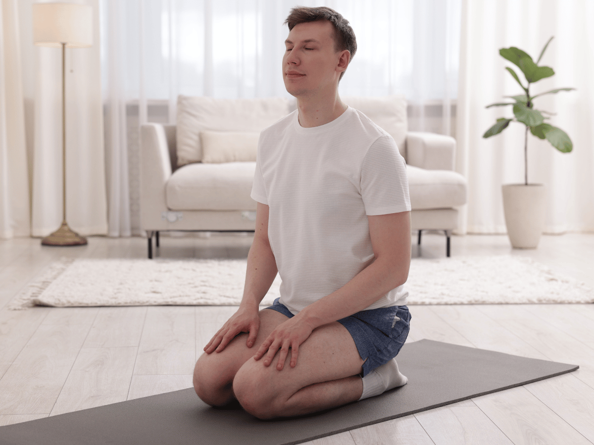 Sakin bir ortamda yoga yapan kadın