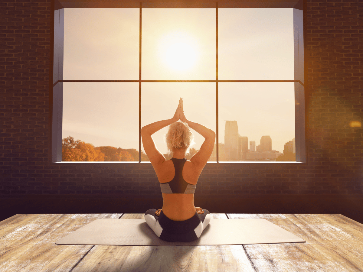 Yoga eğitmeni ders anlatıyor