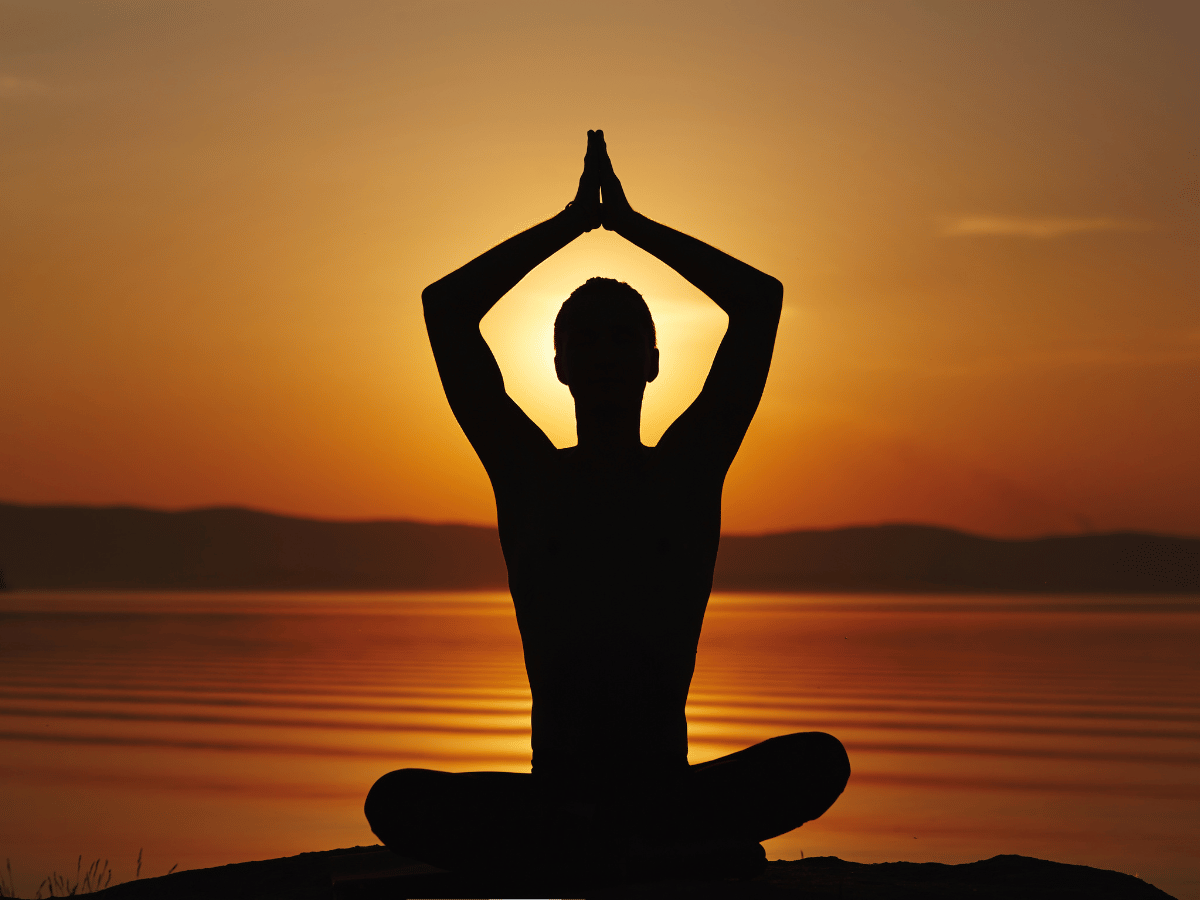 Farklı seviyelerden yoga yapan insanlar